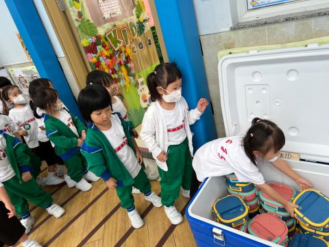 校方邀請了幼稚園的家長到校參觀學生用餐的情況 - 1