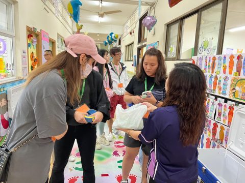 校方邀請了幼稚園的家長到校參觀學生用餐的情況 - 5