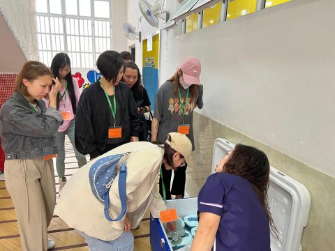 校方邀請了幼稚園的家長到校參觀學生用餐的情況 - 8