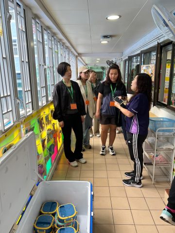 校方邀請了幼稚園的家長到校參觀學生用餐的情況 - 9