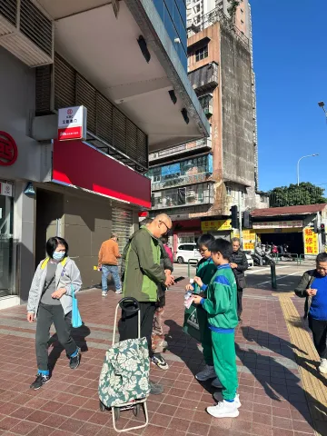 “鮑青網慈善賣旗”活動 - 4