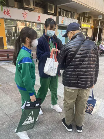 “鮑青網慈善賣旗”活動 - 8