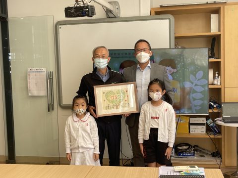 黃偉強先生探訪本校的聾童生 - 2