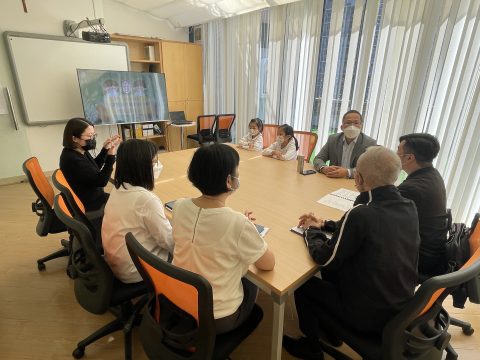 黃偉強先生探訪本校的聾童生 - 3