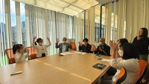 黃偉強先生探訪本校的聾童生 - 4