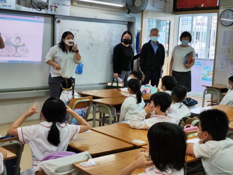 黃偉強先生探訪本校的聾童生 - 6