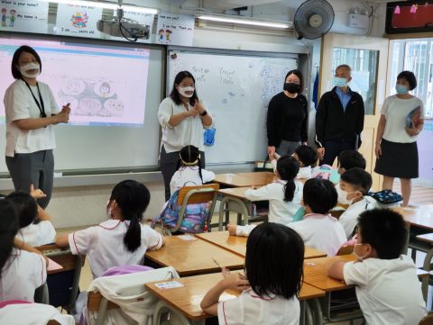 黃偉強先生探訪本校的聾童生 - 7