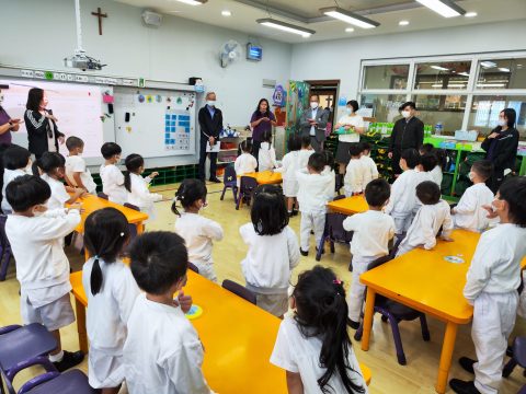 黃偉強先生探訪本校的聾童生 - 8