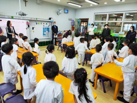 黃偉強先生探訪本校的聾童生 - 9