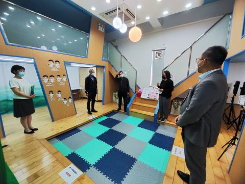 黃偉強先生探訪本校的聾童生 - 10