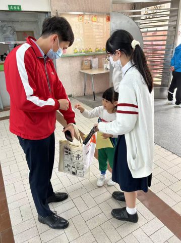 澳門世界宣明會校內賣旗 - 6