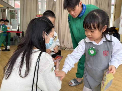 澳門世界宣明會校內賣旗 - 2