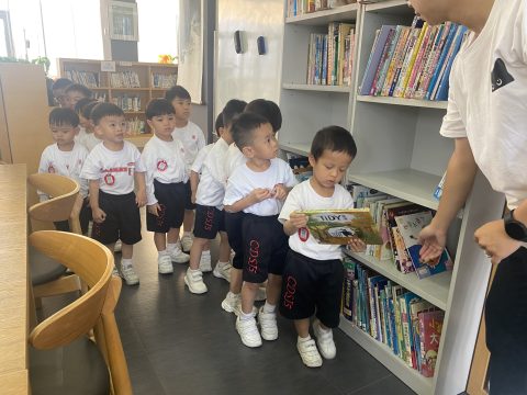 幼稚園K1參觀校內圖書館 - 2