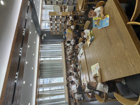 幼稚園K1參觀校內圖書館 - 10