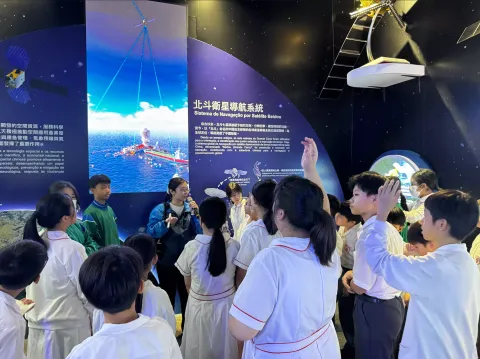 小學中文部六年級學生參觀科學館 - 1