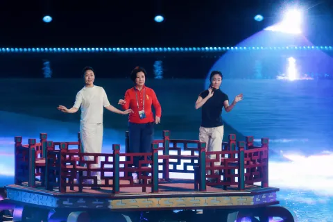 全運會開幕式汪明荃、曾小敏與我校校友麥曉柔攜手演繹經典曲目 - 1
