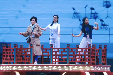 全運會開幕式汪明荃、曾小敏與我校校友麥曉柔攜手演繹經典曲目 - 6