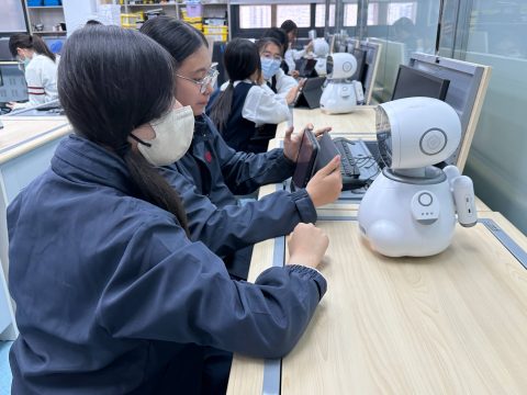 本校小飛教學機械人開課 - 2