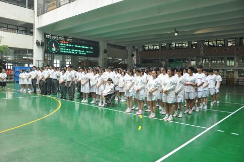 學生誦念玫瑰經 - 1